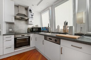 Refrigerador, microondas, horno, lavavajillas