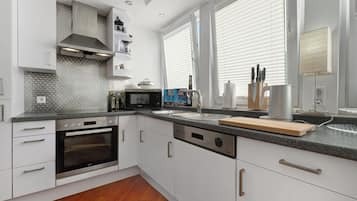 Refrigerador, microondas, horno, lavavajillas