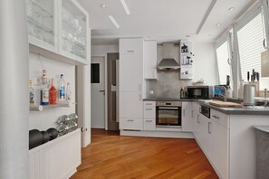 Refrigerador, microondas, horno, lavavajillas