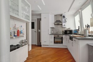 Kühlschrank, Mikrowelle, Ofen, Geschirrspüler