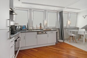 Geladeira, micro-ondas, fogão, lava-louças