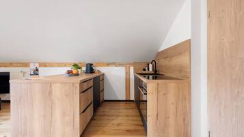 Køleskab, mikrobølgeovn, ovn, kogeplade