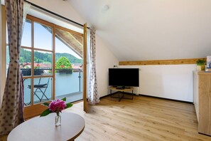 Interior - Holiday Apartment 'Am Teisenberg' with Private Garden, Balcony and Wi-Fi (Teisendorf)