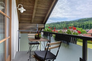 Outdoor dining - Holiday Apartment 'Am Teisenberg' with Private Garden, Balcony and Wi-Fi (Teisendorf)