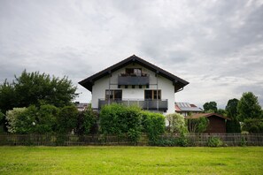 Exterior - Holiday Apartment 'Am Teisenberg' with Private Garden, Balcony and Wi-Fi (Teisendorf)