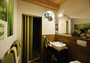 Dusch, hårtork och handdukar