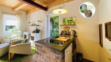 Kühlschrank, Mikrowelle, Herdplatte, Wasserkocher mit Kaffee-/Teezubehör