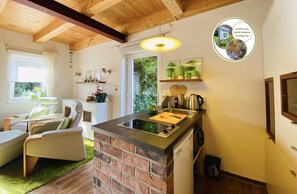 Kylskåp, mikrovågsugn, spishäll och kaffe- och tebryggare