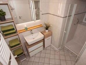 Douche, sèche-cheveux, serviettes fournies
