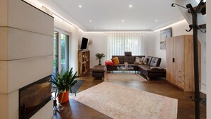 Ein modernes Wohnzimmer mit einer Couch, einem Couchtisch und einem Holzkabinett.