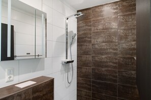 Een douche, handdoeken