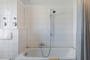 Douche, sèche-cheveux, serviettes fournies