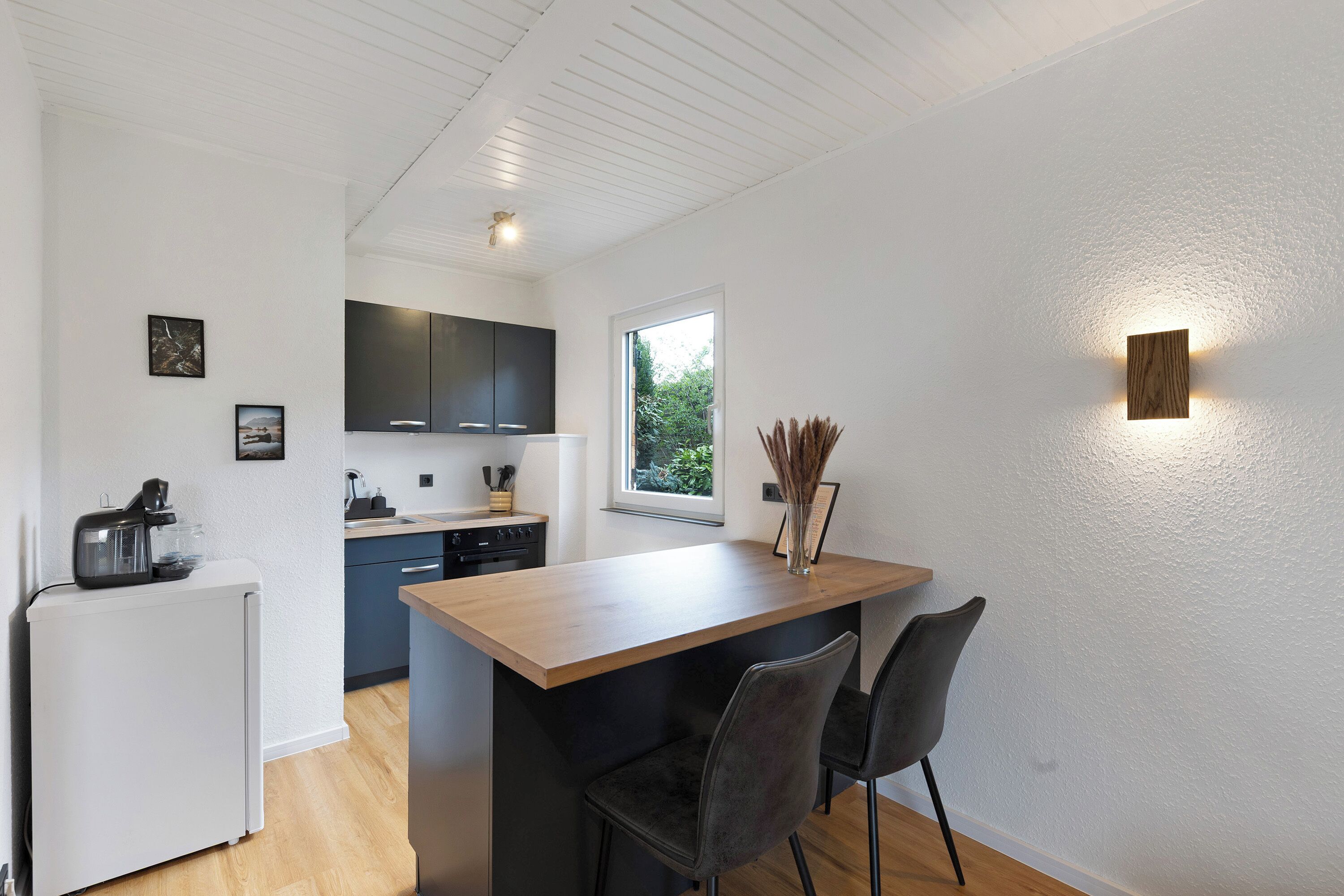 Frigorífic, forn, placa de cuina i cafetera i tetera 