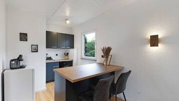 Fridge, oven, stovetop, coffee/tea maker