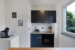 Réfrigérateur, four, plaque de cuisson, cafetière/bouilloire