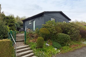 Exterior - Apartment 'Oase' with Mountain View, Private Garden and Wi-Fi (Meschede)