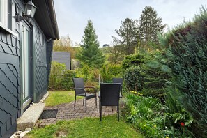 Terrace/patio - Apartment 'Oase' with Mountain View, Private Garden and Wi-Fi (Meschede)