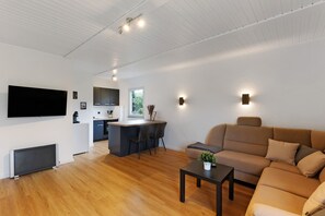 TV - Apartment 'Oase' with Mountain View, Private Garden and Wi-Fi (Meschede)