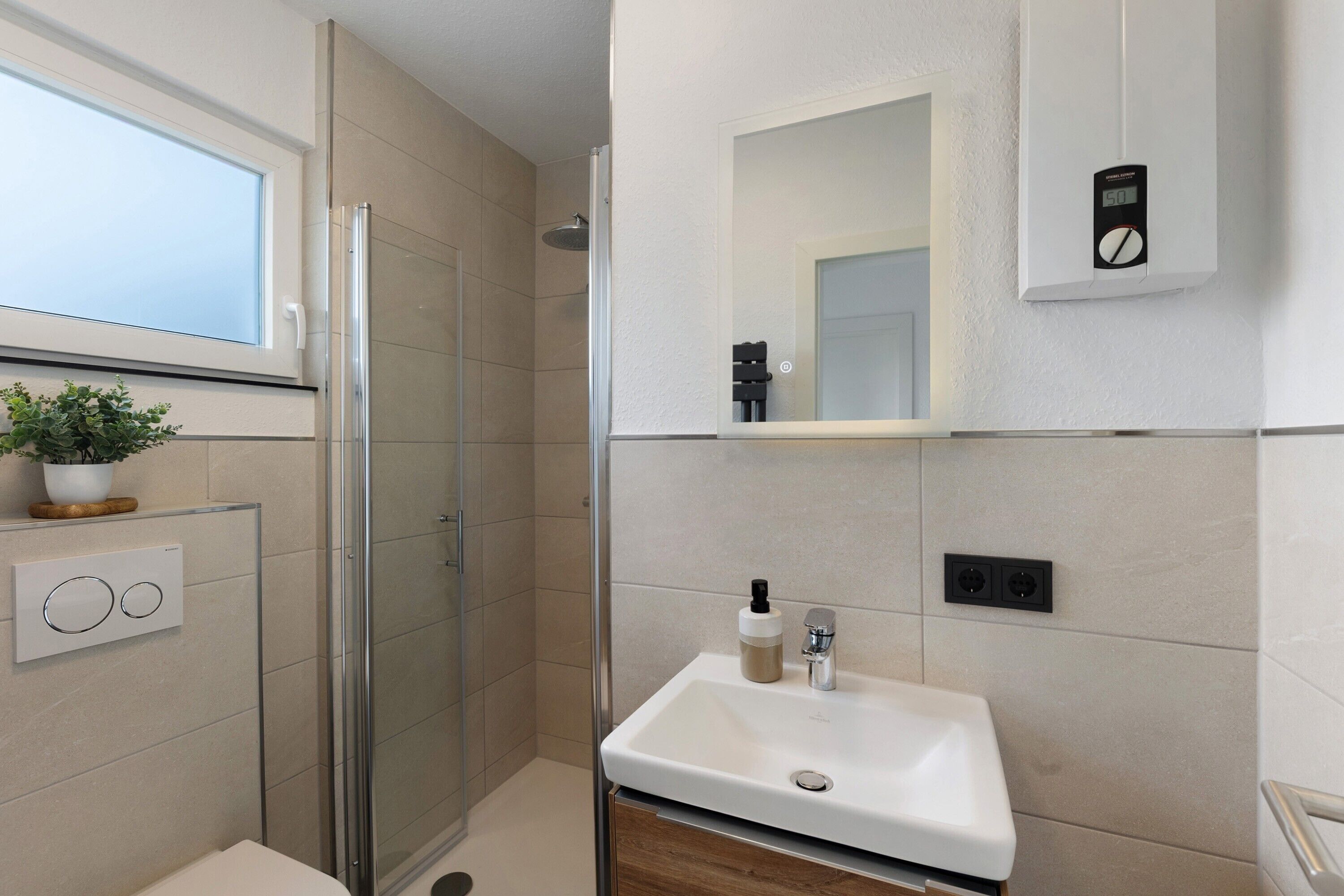 Regadera, secadora de cabello, toallas 