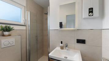 Regadera, secadora de cabello, toallas