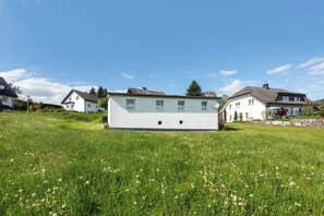 Property grounds - Holiday Home 'Grobbel' with Private Terrace, Private Garden and Wi-Fi (Eslohe (Sauerland))