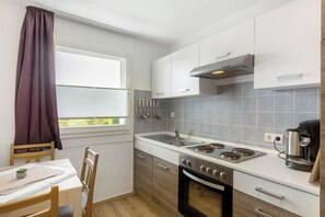 Een koelkast, een magnetron, een oven, een kookplaat