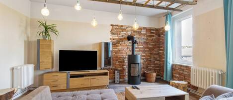 Fernseher, Kamin, DVD-Player