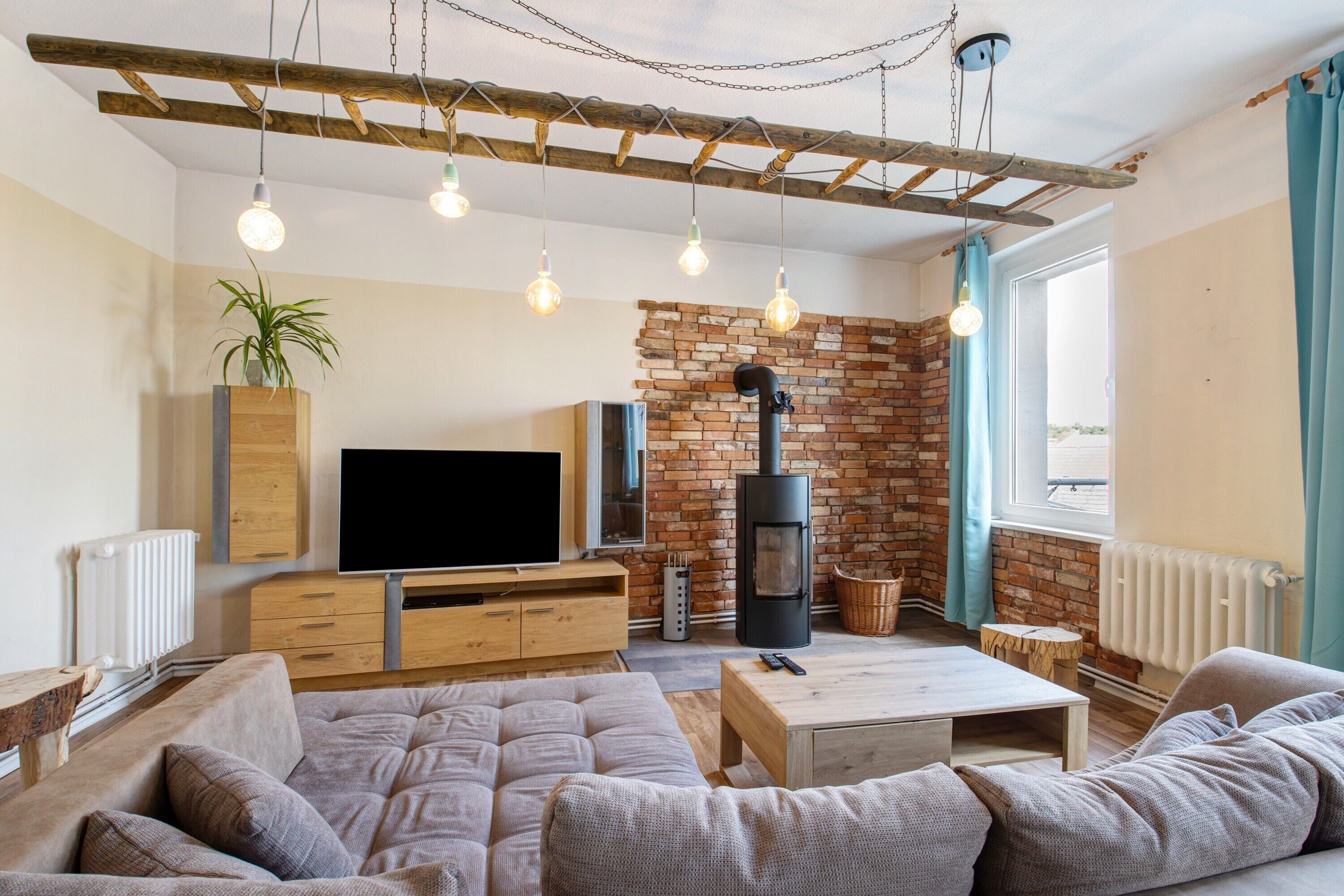 Télévision, cheminée, lecteur de DVD