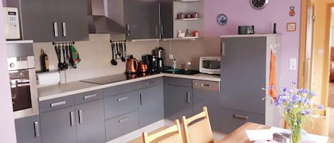 Refrigerador, microondas, horno y parrilla de estufa