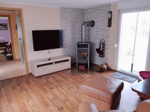 TV - Holiday Home 'Waldblick' with Private Terrace, Private Garden and Wi-Fi (Reinharz)