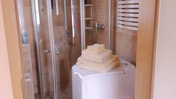 Dusche, Haartrockner, Handtücher