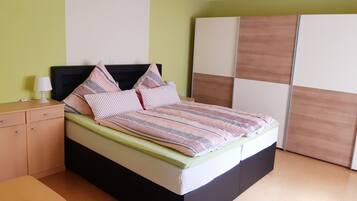 1 habitación, tabla de planchar con plancha, wifi gratis y ropa de cama