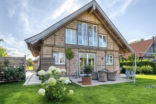 'Exklusives Ferienhaus' mit Terrasse inkl. Garten, Wi-Fi, Sauna & Whirlpool