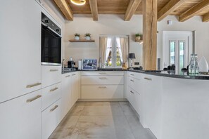 Réfrigérateur, four, plaque de cuisson, lave-vaisselle