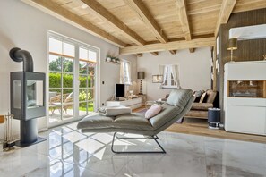 Televisión y chimenea 