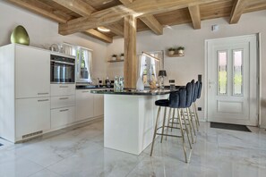 Fridge, oven, stovetop, dishwasher - Holiday Home 'Exklusives Ferienhaus' with Private Terrace, Wi-Fi and Air Conditioning (Warendorf)