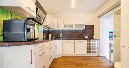 Ferienwohnung 'An Der Alten Bäckerei' mit Seeblick, privatem Pool und Wi-Fi