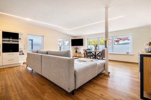 Ferienwohnung 'An Der Alten Bäckerei' mit Seeblick, privatem Pool und Wi-Fi