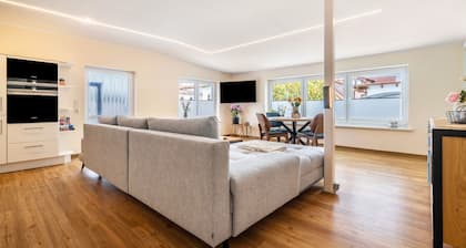 Ferienwohnung 'An Der Alten Bäckerei' mit Seeblick, privatem Pool und Wi-Fi