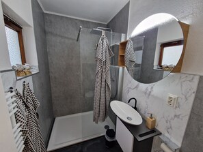 Shower, hair dryer - Apartment 'Meereswelle I' with Private Terrace, Shared Garden and Wi-Fi (Büsum)