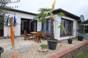 Outdoor dining - Apartment 'Meereswelle I' with Private Terrace, Shared Garden and Wi-Fi (Büsum)