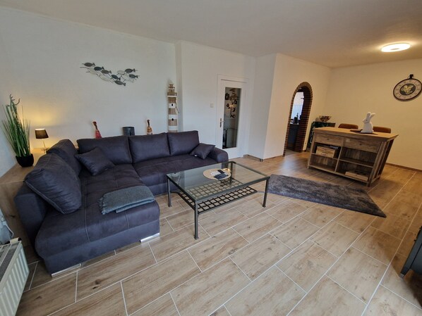 TV - Apartment 'Meereswelle I' with Private Terrace, Shared Garden and Wi-Fi (Büsum)