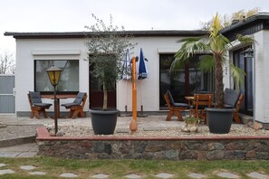 Outdoor dining - Apartment 'Meereswelle I' with Private Terrace, Shared Garden and Wi-Fi (Büsum)