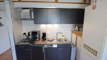 Een koelkast, een kookplaat, een koffiezetapparaat/waterkoker