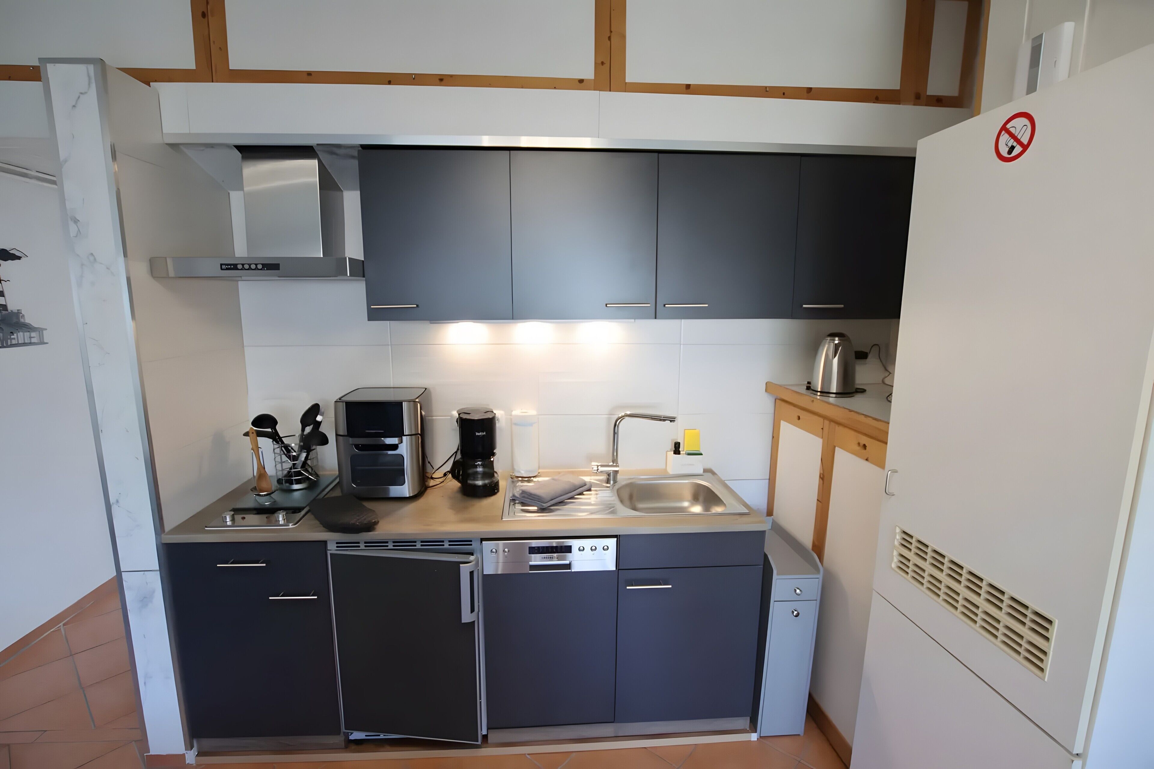 Kühlschrank, Herdplatte, Wasserkocher mit Kaffee-/Teezubehör