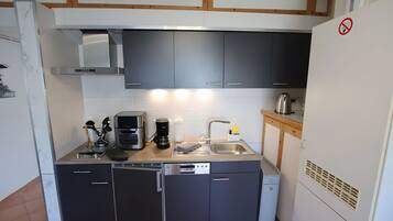 Kühlschrank, Herdplatte, Wasserkocher mit Kaffee-/Teezubehör