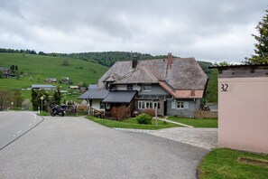 Exterior - Apartment 'Im Grünen' with Mountain View, Private Garden and Wi-Fi (Oberried)