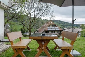 Outdoor dining - Apartment 'Im Grünen' with Mountain View, Private Garden and Wi-Fi (Oberried)