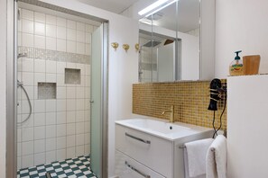 Een douche, een haardroger, handdoeken