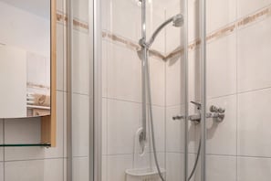 Dusche, Haartrockner, Handtücher